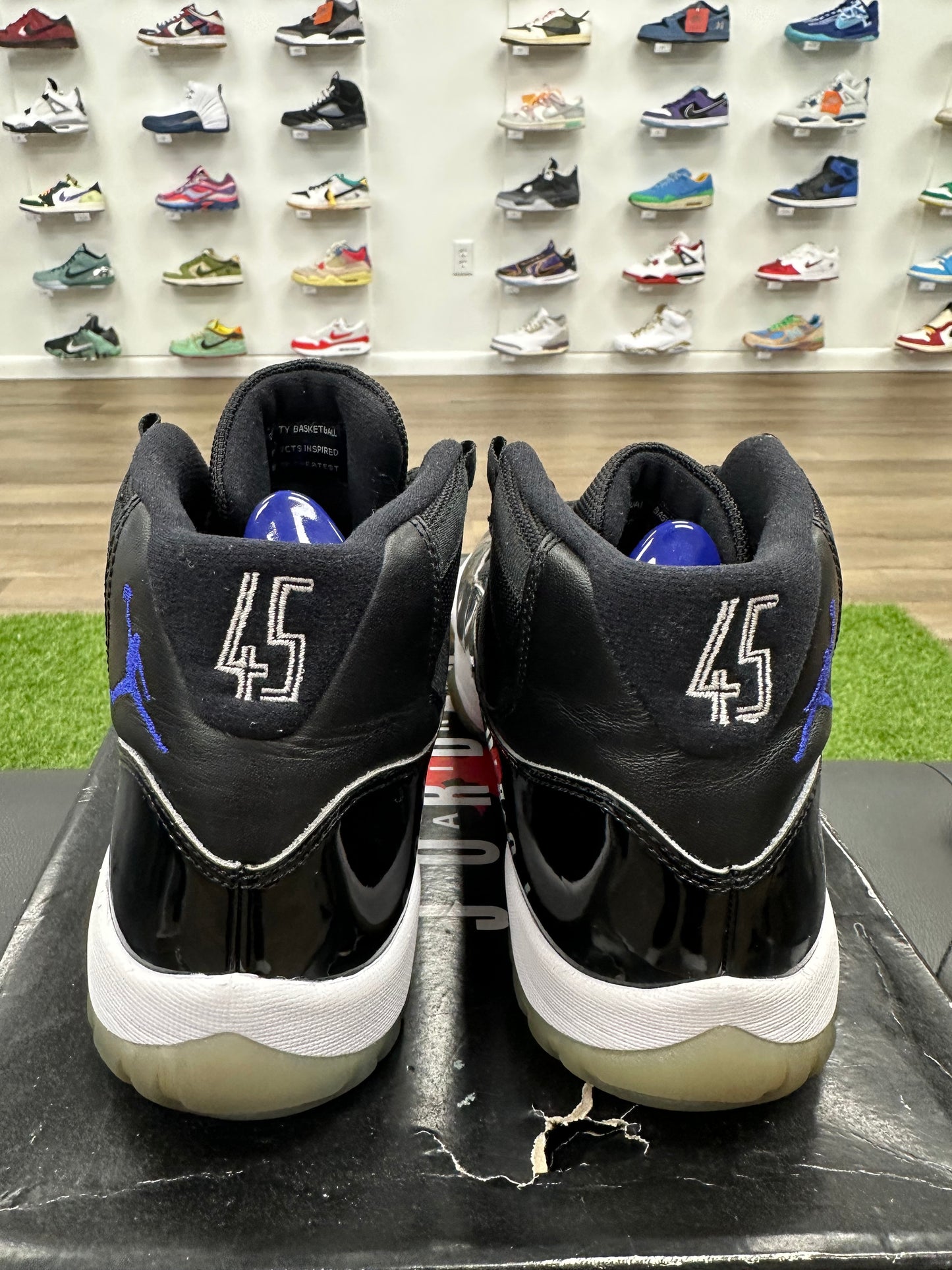 Jordan 11 Retro Space Jam (2016) - Size 8 (U)