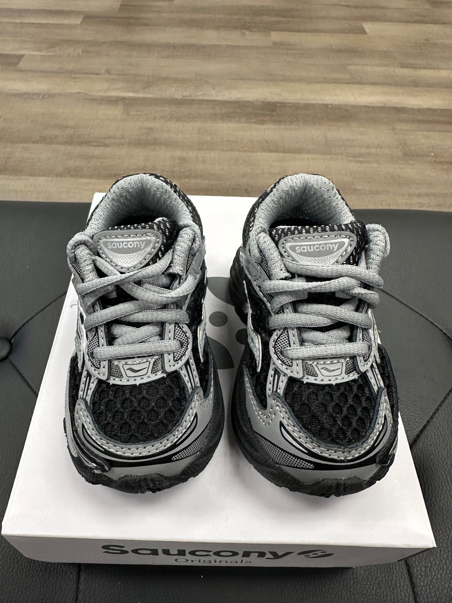 Saucony Omni 9 Kids Silver Black - Size 4c