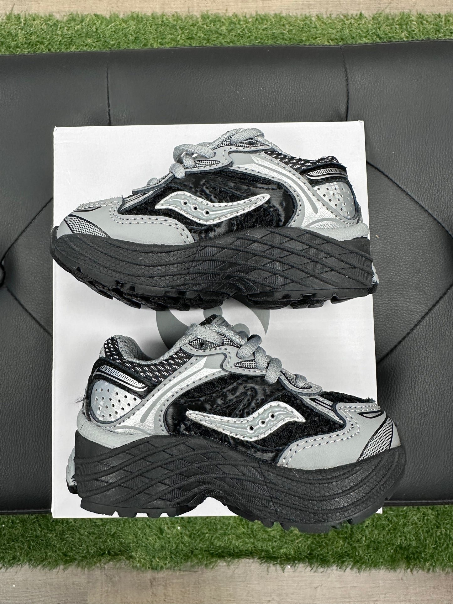 Saucony Omni 9 Kids Silver Black - Size 4c