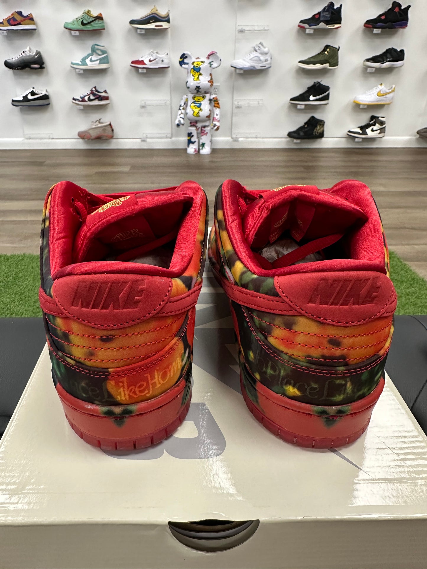 Nike SB Dunk Low The Wizard of Oz Poppy Field - Size 9