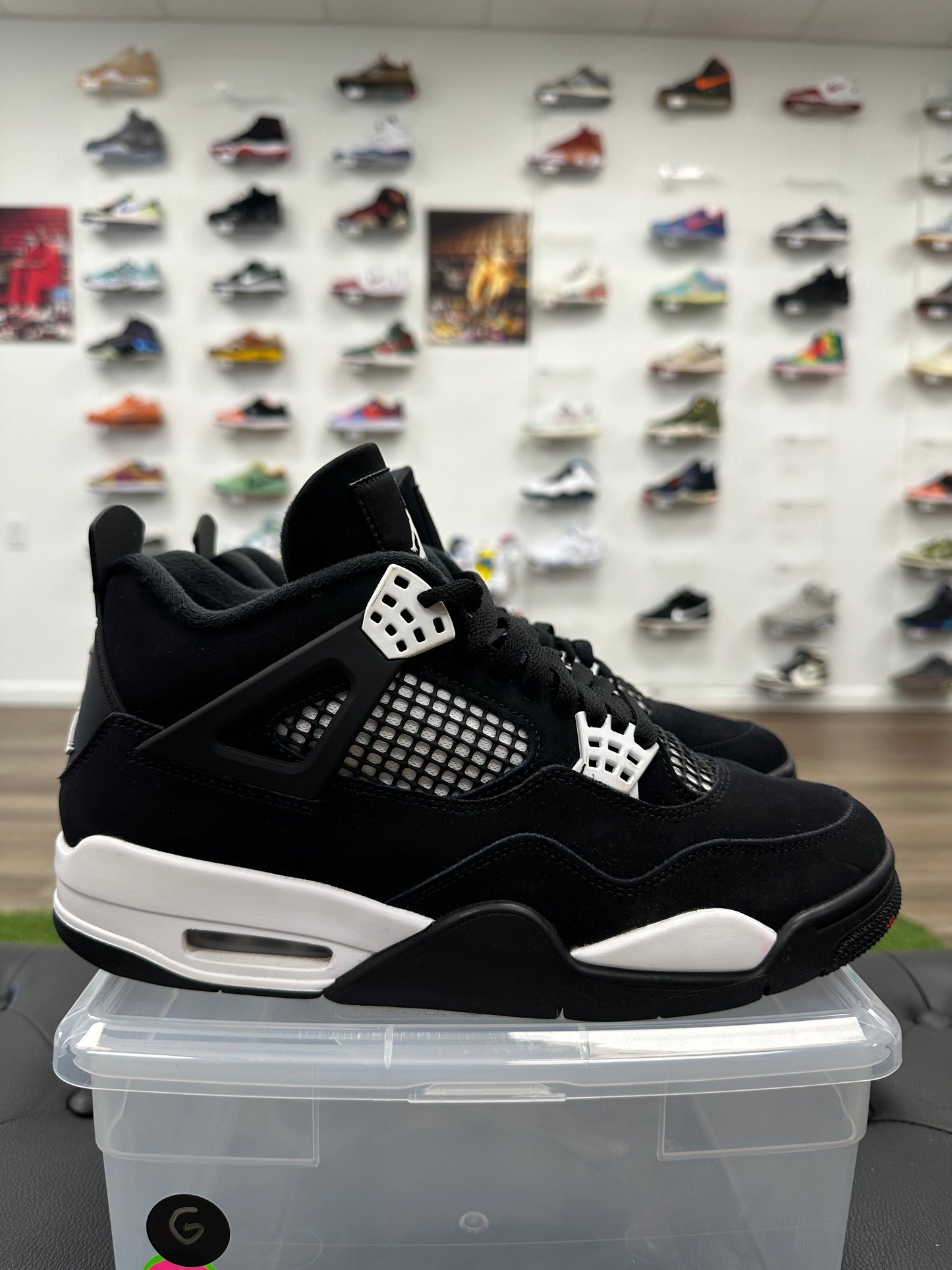 Jordan 4 Retro White Thunder - Size 9.5 (U)