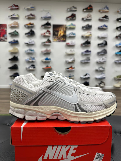 Nike Vomero 5 Platinum Tint - Size 9