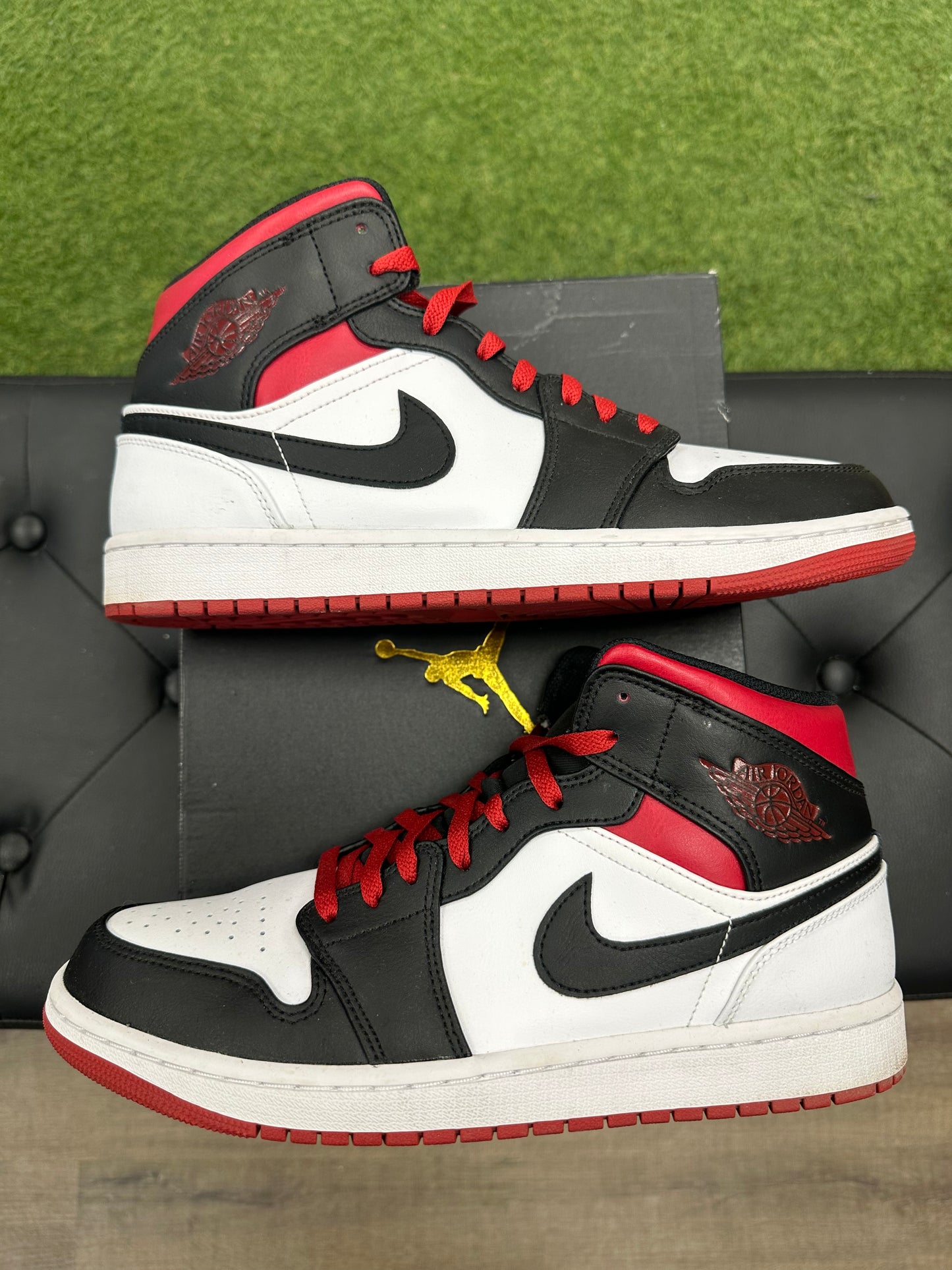 Jordan 1 Mid Gym Red Black Toe - Size 10.5 (U)