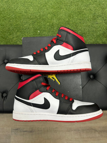 Jordan 1 Mid Gym Red Black Toe - Size 10.5 (U)