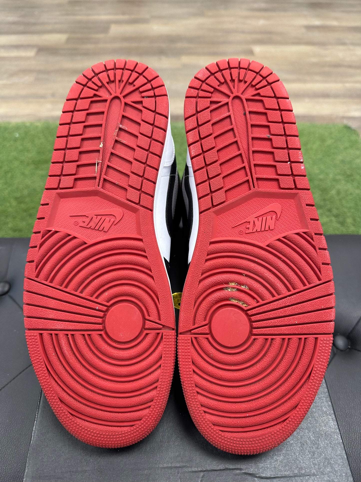 Jordan 1 Mid Gym Red Black Toe - Size 10.5 (U)