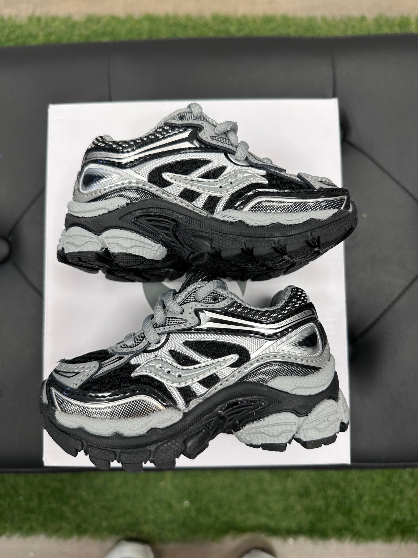 Saucony Omni 9 Kids Silver Black - Size 4c