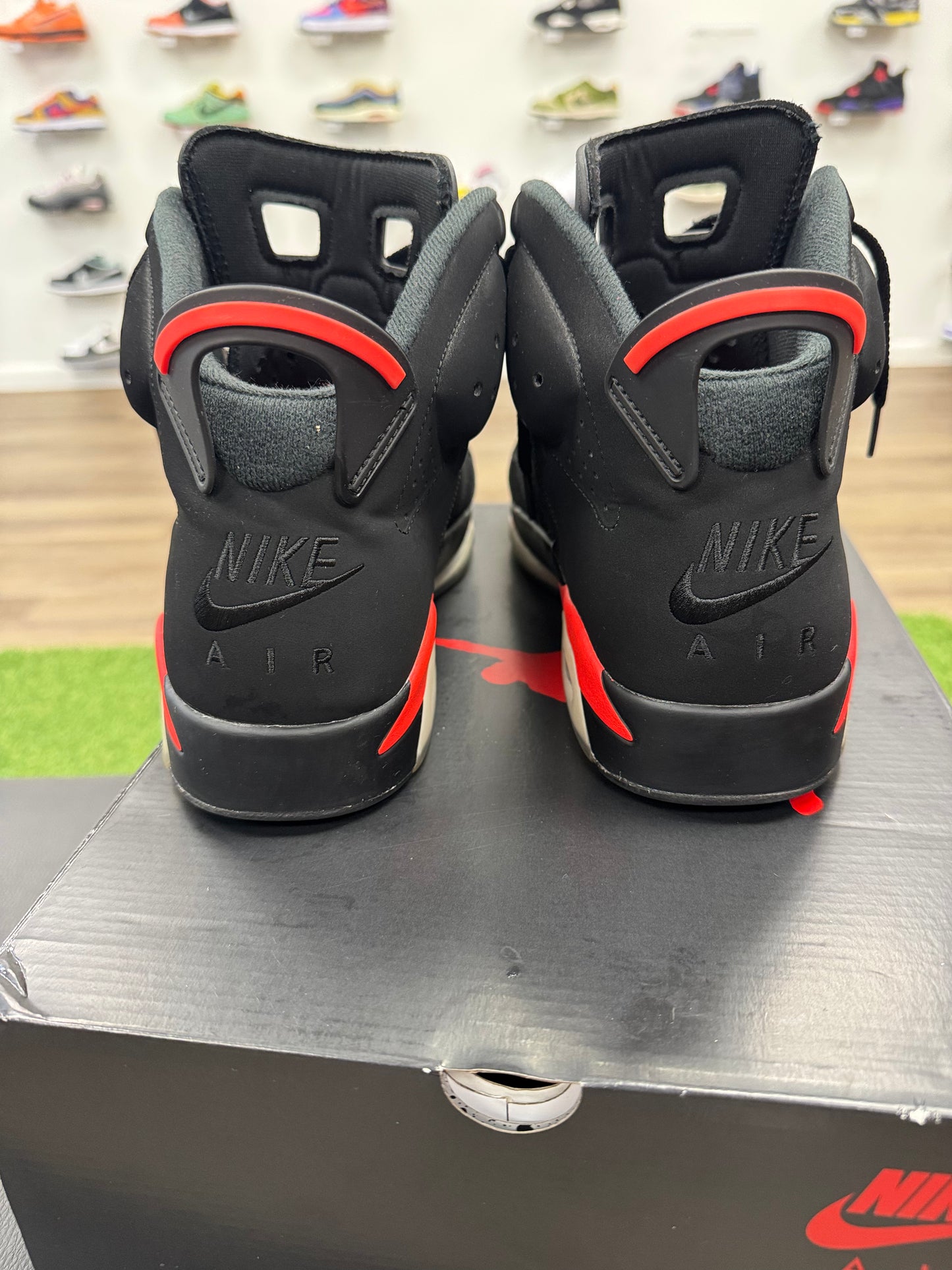 Jordan 6 Retro Black Infrared (2019) - Size 10.5 (U)